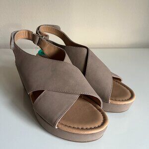 Me Too Sandals Womens 8 M Addy Cross Strap Slingback Wedge Taupe Faux Leather